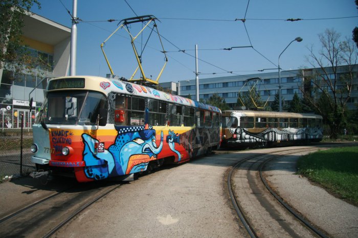 Ilustračný obrázok k článku Videli ste už túto električku? Oddnes jazdí po Bratislave vyzdobená umeleckými graffiti