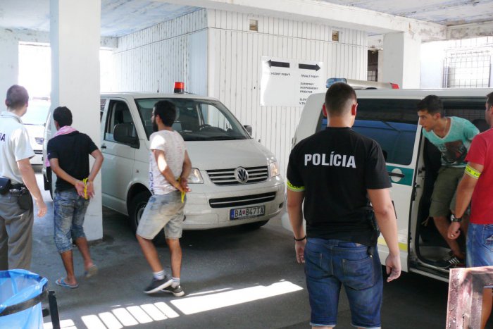 Ilustračný obrázok k článku Polícia zadržala pri Čunove dve dodávky s utečencami