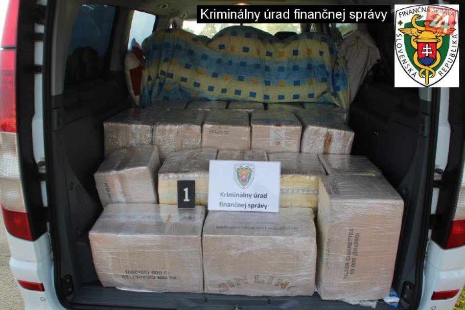 Ilustračný obrázok k článku V Poprade zasahovali colníci: Prehliadka auta aj garáží, zadržali 139 000 cigariet a 112 kíl tabaku!