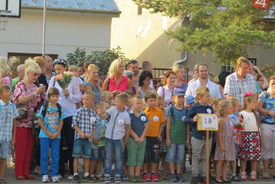 Ilustračný obrázok k článku Škola v Michalovciach je v kurze, čo je za tým? Riaditeľ v teplákoch aj v montérkach, aj trieda mimoňov...