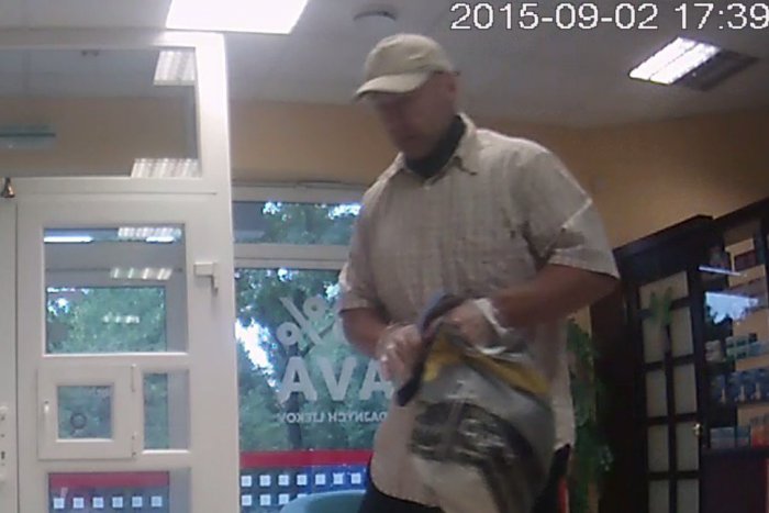 Ilustračný obrázok k článku Polícia pátra po neznámom mužovi: Do lekárne vtrhol ozbrojený, zobral hotovosť a utiekol