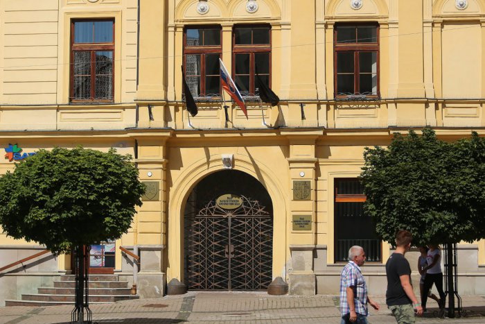 Ilustračný obrázok k článku Vyvesenie čiernych vlajok na Úrade BBSK: Kotleba odmietol vypovedať na polícii