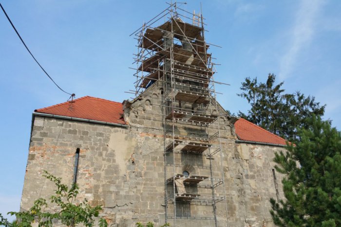 Ilustračný obrázok k článku Románsky kostol v novom šate: Národna kultúrna pamiatka pod lešením, toto ešte majú v pláne!