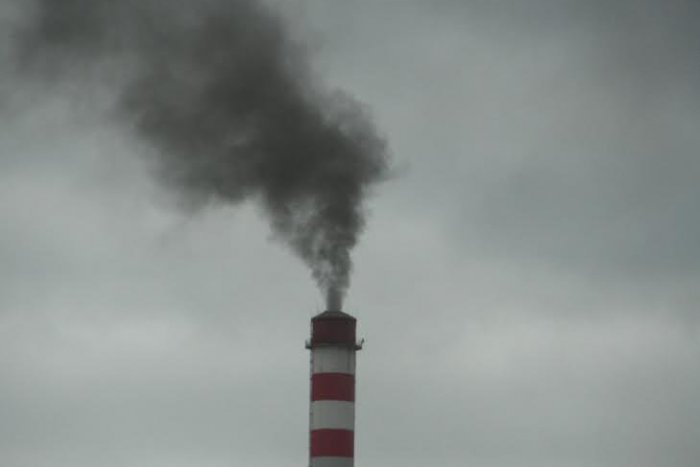 Ilustračný obrázok k článku Keď to zbadal, neváhal a cvakal: FOTKY čitateľa zachytili čierny dym v Žiline, čo sa to deje?