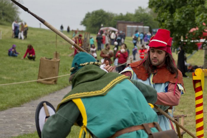 Ilustračný obrázok k článku TIPY na predĺžený VÍKEND: Na Devíne a Nitrianskom hrade ožije stredovek