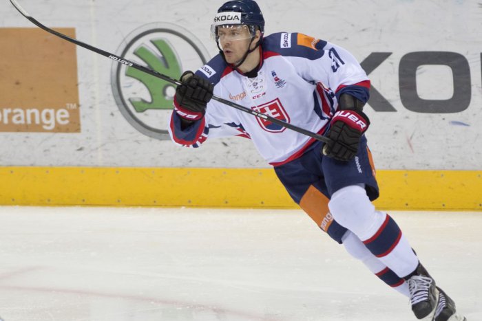 Ilustračný obrázok k článku Takmer 400 štartov v KHL a 200 v AHL: HK Nitra získal Petra Podhradského!