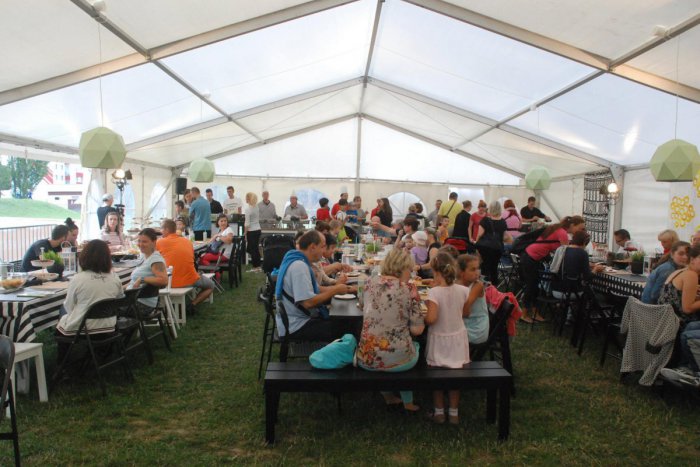 Ilustračný obrázok k článku Susedská večera má prelomiť mestskú anonymitu. V Dúbravke sa jej zúčastnilo 430 ľudí