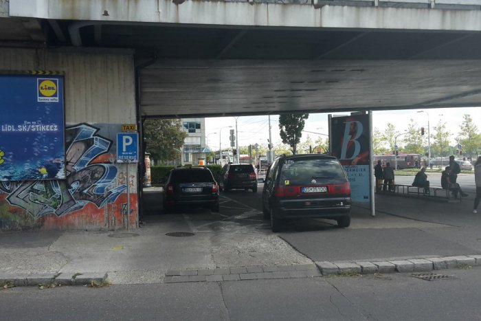 Ilustračný obrázok k článku Mesto vs. taxikári: Nerešpektovanie pravidiel vs. nedostatok parkovísk pre taxíky