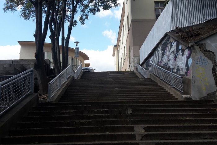 Ilustračný obrázok k článku Tak sme sa dočkali: Konečne bola upravená aj „strašidelná cesta“ na Hlavnú stanicu