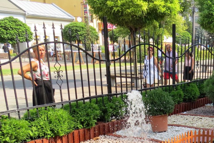 Ilustračný obrázok k článku Zvedavé pohľady okoloidúcich: Kúpu sa bez zábran priamo na námestí a je ich stále viac,  FOTO :)