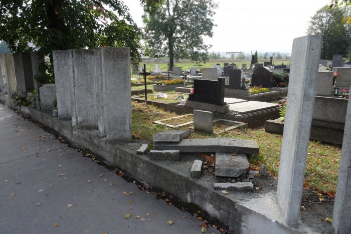 Ilustračný obrázok k článku Z tohto až budete krútiť hlavami: Dych vyrážajúce vandalské útoky na cintoríne v Mikuláši!