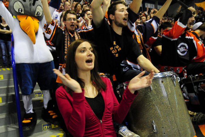 Ilustračný obrázok k článku Maskot Oceliarov na špacírke v nákupáku: Nechápavé pohľady na Vranku,VIDEO :)