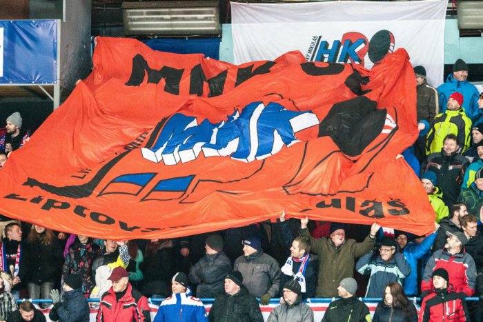 Ilustračný obrázok k článku Hokejoví fanúšikovia si prídu na svoje: Liptáci prvýkrát na domácom ľade, tréner s jasnou stratégiou