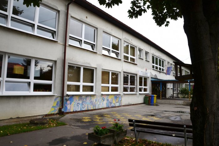 Ilustračný obrázok k článku Ktorá základná škola má najviac žiakov? Na Sládkovičovej konečne vymieňajú okná