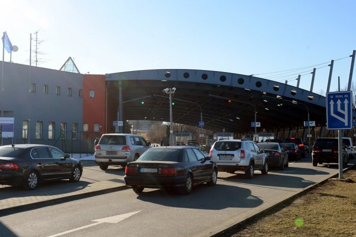 Ilustračný obrázok k článku Colníci odhalili pašované cigarety na východnej hranici: FOTO nových špeciálnych úkrytov v dodávke