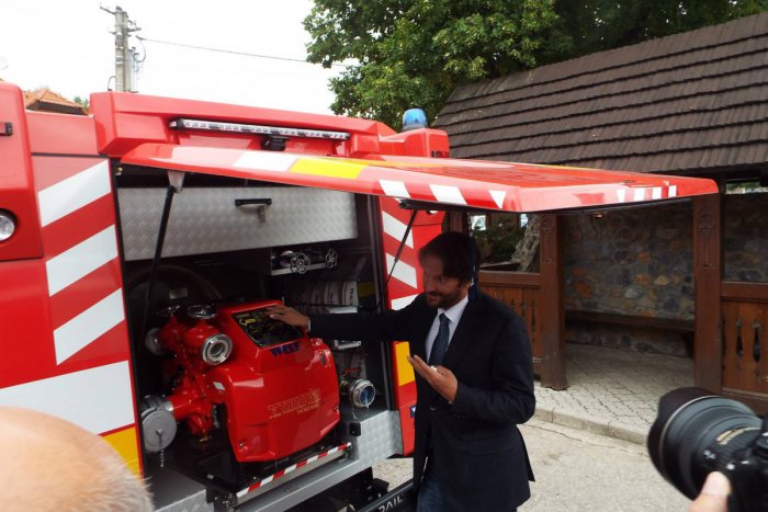 Ilustračný obrázok k článku Obec Krásnohorské Podhradie vynovuje: Minister Kaliňák odovzdal hasičom novú techniku