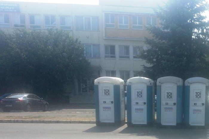 Ilustračný obrázok k článku Na prvý pohľad nič zvláštne, len prenosné toalety: Keď však uvidíte celú FOTKU, pochopíte prečo naštvali Michalovčanov!