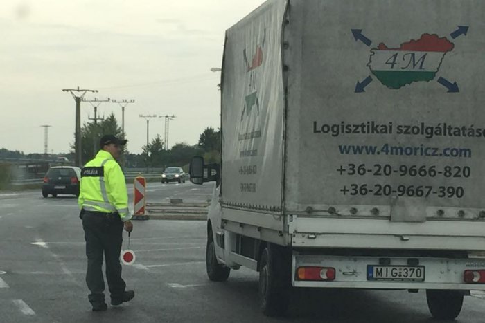 Ilustračný obrázok k článku Posvietili sme si na stráženie hraníc: Slováci priechody kontrolujú, na rakúskej strane ani nohy