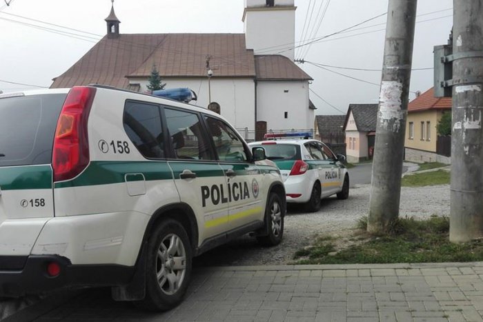 Ilustračný obrázok k článku Takéto ráno si v dedine pri Spišskej určite nepredstavovali: Namiesto omše kostol plný policajtov