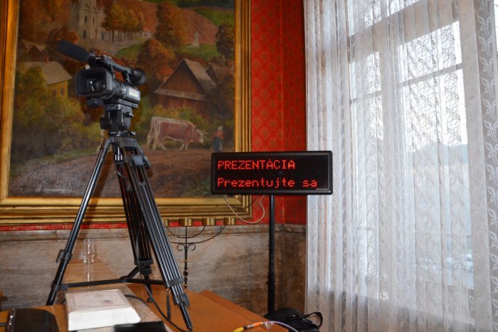 Ilustračný obrázok k článku Prázdniny sa skončili aj pre poslancov: Zoberie si mesto úver vo výške 800 000 EUR?