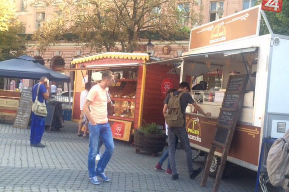 Ilustračný obrázok k článku Hamburgery, hotdogy aj Fish & chips. Bratislavčanov tieto dni spája pouličné jedlo