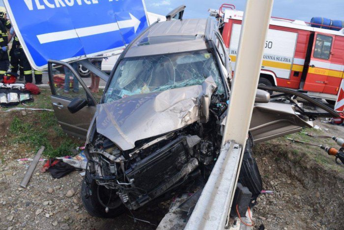 Ilustračný obrázok k článku Rožňavčan (20) na fiate dostal šmyk a potom to prišlo: Náraz až do 3 odstavených áut, plota aj stĺpu!