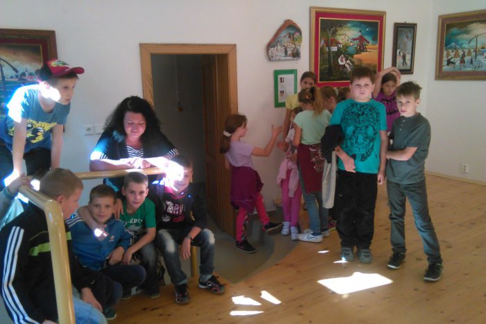 Ilustračný obrázok k článku Deti sa lúčili s výstavou Kovačická dvojka: V priestoroch Galérie ich čakala múzejno-pedagogická hodina