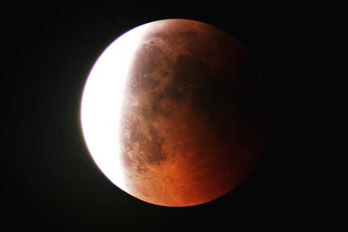 Ilustračný obrázok k článku Divadlo na oblohe: Aj v Žiline si budeme môcť pozrieť úplné zatmenie Mesiaca