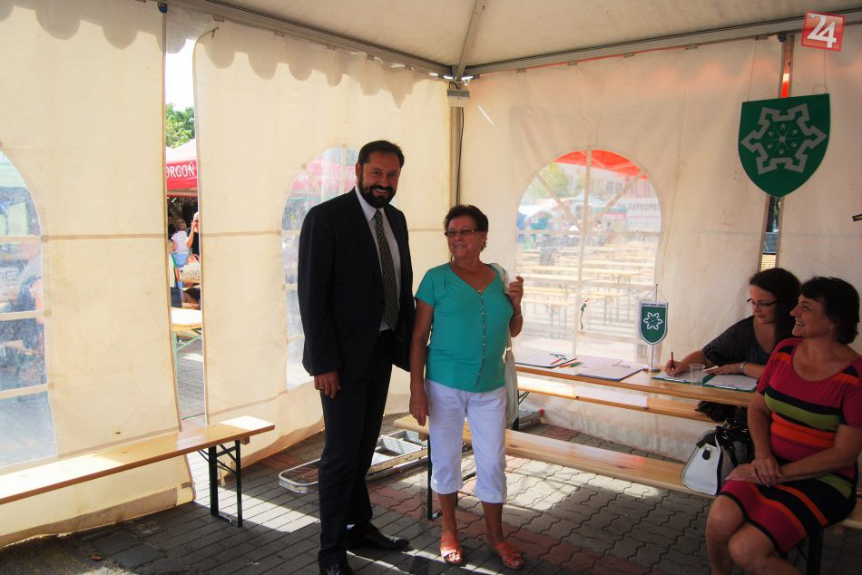 Ilustračný obrázok k článku Primátor Klein aj s úradníkmi vyšili s kožou na trh: Široké úsmevy, možno ich ešte stihnete :) FOTO