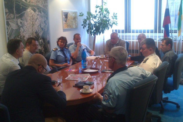 Ilustračný obrázok k článku Parkovacia politika musí zabezpečiť, aby boli cesty a križovatky prejazdné pre záchranné a bezpečnostné zložky, tvrdí starosta Bajan