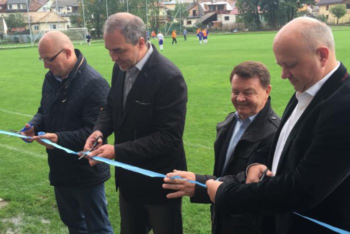 Ilustračný obrázok k článku Nový trávnik na hlavnej ploche aj osvetlené ihrisko s umelou trávou: Poprad má konečne vlastný slušný futbalový štadión