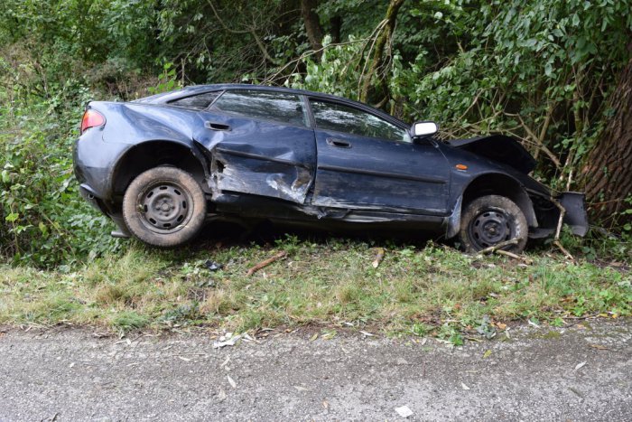 Ilustračný obrázok k článku Vážna nehoda na Gemeri: Mazda vrazila do skaly vo svahu, odrazilo ju a nabúrala do stromu!