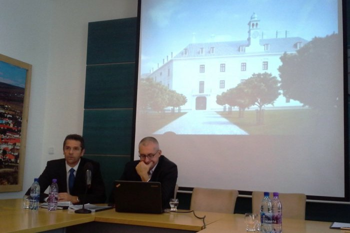 Ilustračný obrázok k článku Poslanci dali zelenú investorovi, takto má vyzerať hlohovecký zámok: Zálusk si robia aj na nemeckých dôchodcov