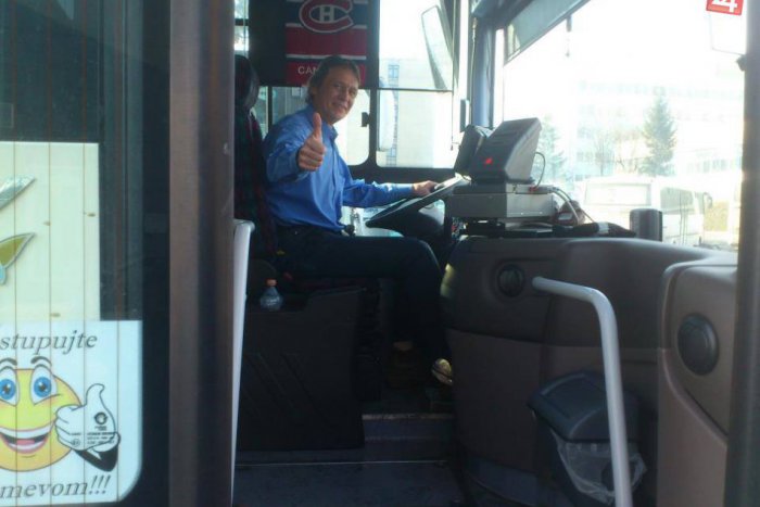 Ilustračný obrázok k článku Veselý vodič SAD rozdáva úsmev na všetky strany: Autobusár s parádnym zmyslom pre humor!