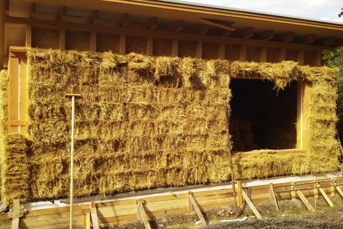 Ilustračný obrázok k článku Slamený domček ako z rozprávky: Jeden taký už takmer stojí neďaleko Lučenca