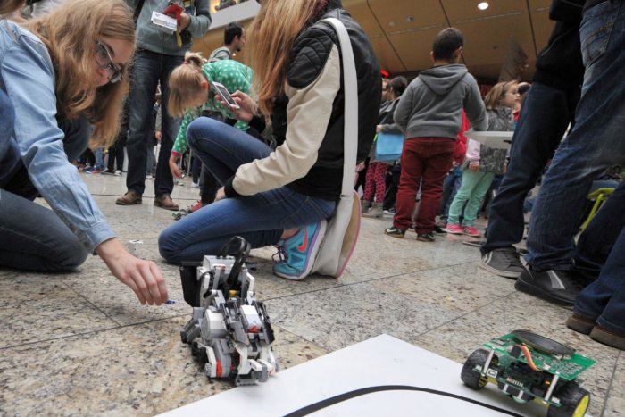 Ilustračný obrázok k článku Humanoidný robot Nao zo Žilinskej univerzity boduje vo svete: Teraz môžte nielen to uvidieť na vlastné oči