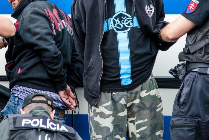 Ilustračný obrázok k článku Dvaja muži sa nezmestili na chodník. Výsledok: zlomená noha a trestné stíhanie