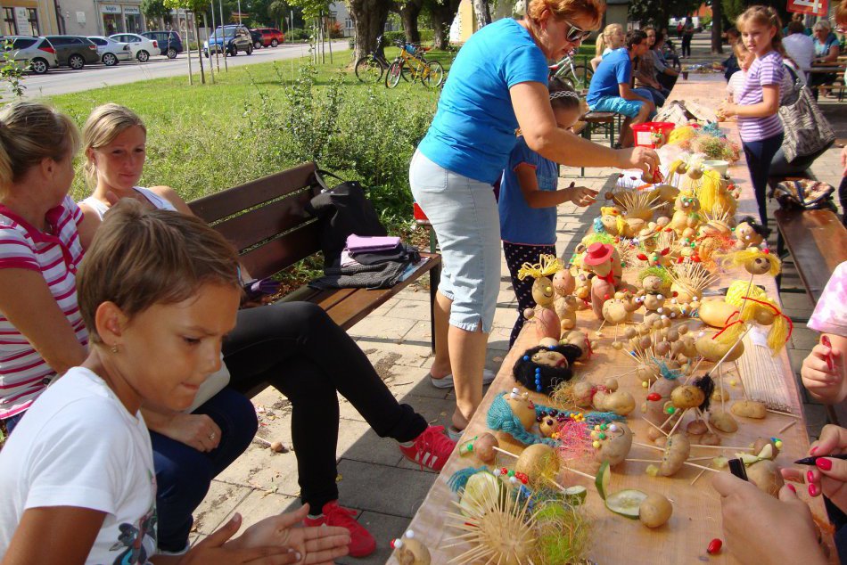 Ilustračný obrázok k článku Krumplové hody v Leopoldove: Súťaž v hode zemiakom a zápolenie o najdlhšiu šupku