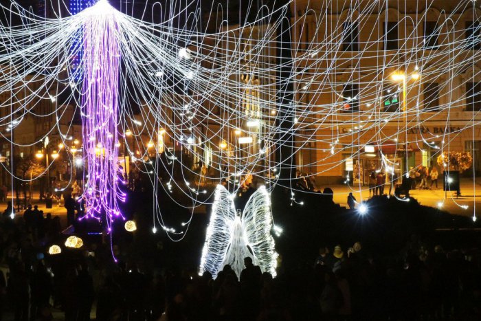 Ilustračný obrázok k článku Impozantný zážitok v srdci mesta, ktorý si nenechajte ujsť: Nádherná hra svetla na bystrickom námestí!