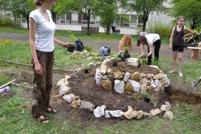 Ilustračný obrázok k článku Žiaci sa budú učiť vskutku netradične. Pri Bystrici vyrastá záhrada, aká sa len tak nevidí a nielen to!