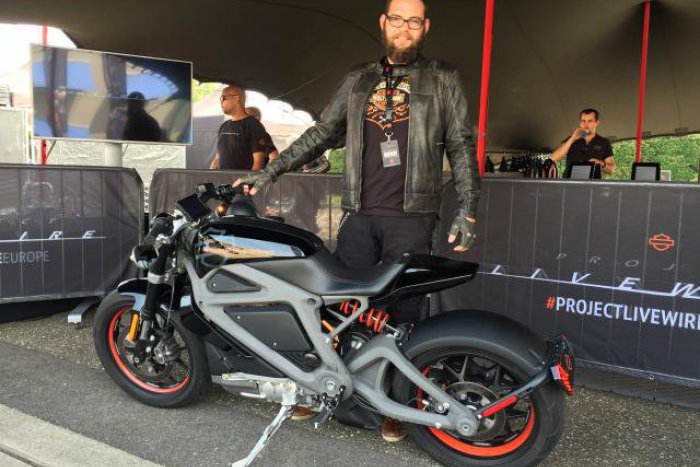 Ilustračný obrázok k článku Prešovský harleyák: Motorka je geniálny čistič mozgu, policajti odo mňa žiadajú zatúrovať