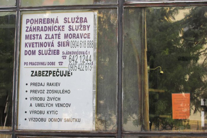 Ilustračný obrázok k článku V Moravciach prebehlo sťahovanie: Mestské pohrebníctvo s kvetinárstvom už v Dome služieb nenájdete