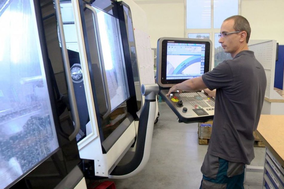 Ilustračný obrázok k článku V priemyselnom parku otvorili novú halu: Do pol roka tu prácu nájde 130 ľudí