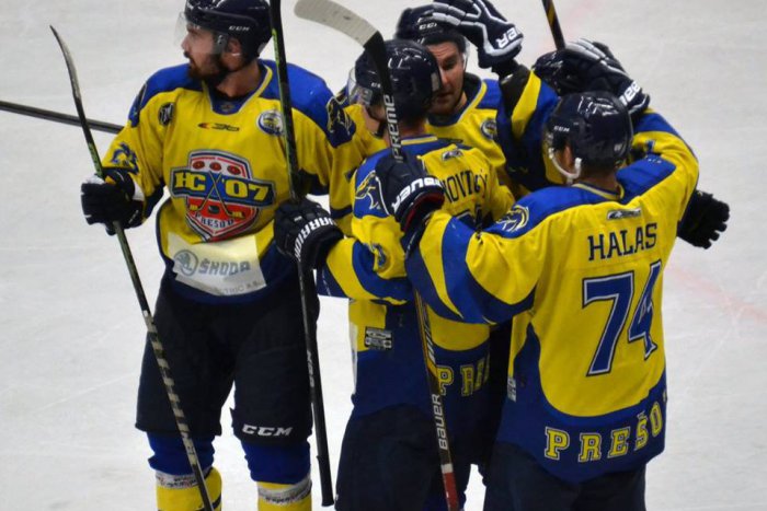 Ilustračný obrázok k článku Debakel vo východniarskom derby ako remeň: Prešovskí tučniaci vyhrali tenisovým kanárom! FOTO