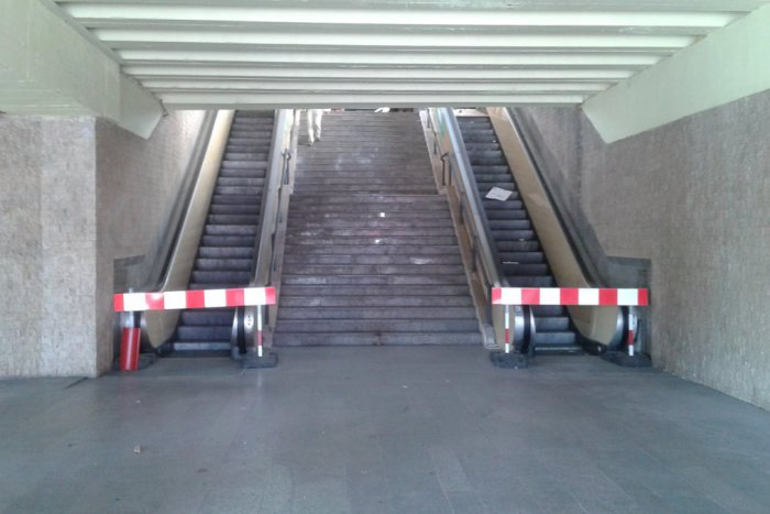 Ilustračný obrázok k článku Eskalátory stále nefungujú, zhnitý prístrešok ešte stojí: Pred Hlavnou stanicou ešte nie sú všetky opravy dokončené