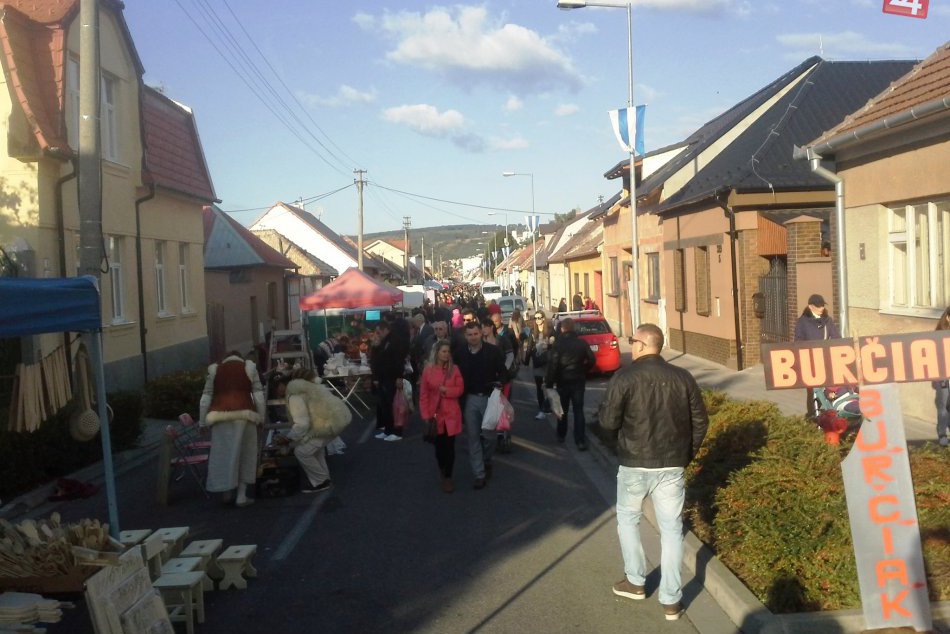 Ilustračný obrázok k článku Napriek počasiu panovala v meste skvelá nálada: Pozrite si Michalský jarmok na FOTKÁCH