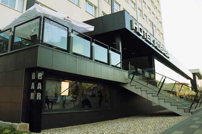 Ilustračný obrázok k článku Humenné privíta partiu skvelých komikov: Do Alibaby sa vráti šou, z ktorej pôjdete do kolien!