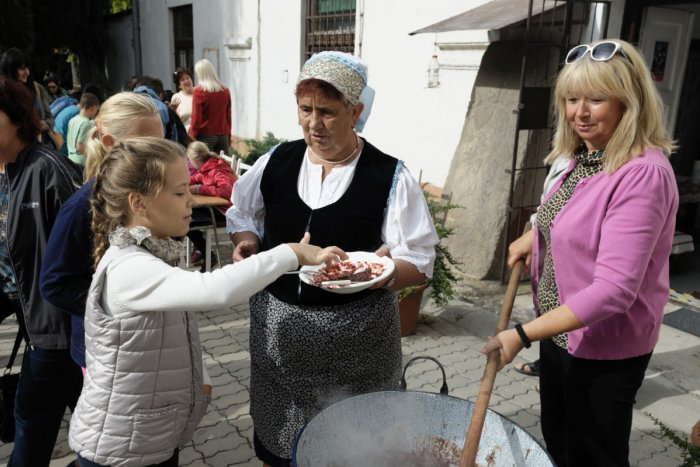 Ilustračný obrázok k článku Ešte len začnete čítať a už sa vám začnú zbiehať slinky: 5 jedál, ktoré Stredoslováci milujú