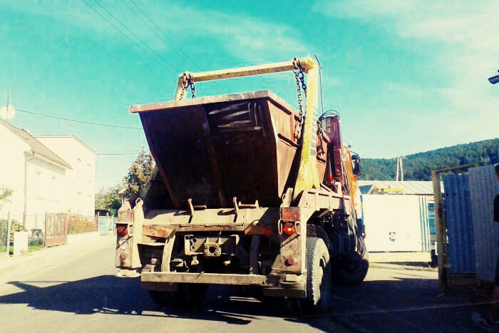 Ilustračný obrázok k článku Do Humenného prichádza jesenné upratovanie: Kedy bude veľkoobjemový kontajner práve na vašej ulici?