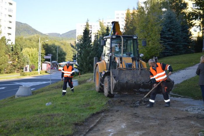 Ilustračný obrázok k článku Mesto začalo obnovu najkritickejších úsekov chodníkov a ciest: Študujte časový harmonogram prác